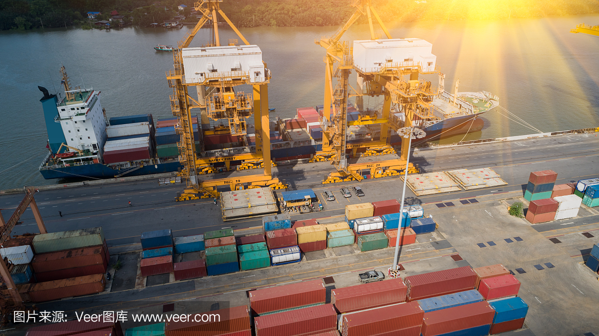 在船厂从事集装箱货轮和货机的物流运输与工作起重机桥,物流进出口和运输行业背景